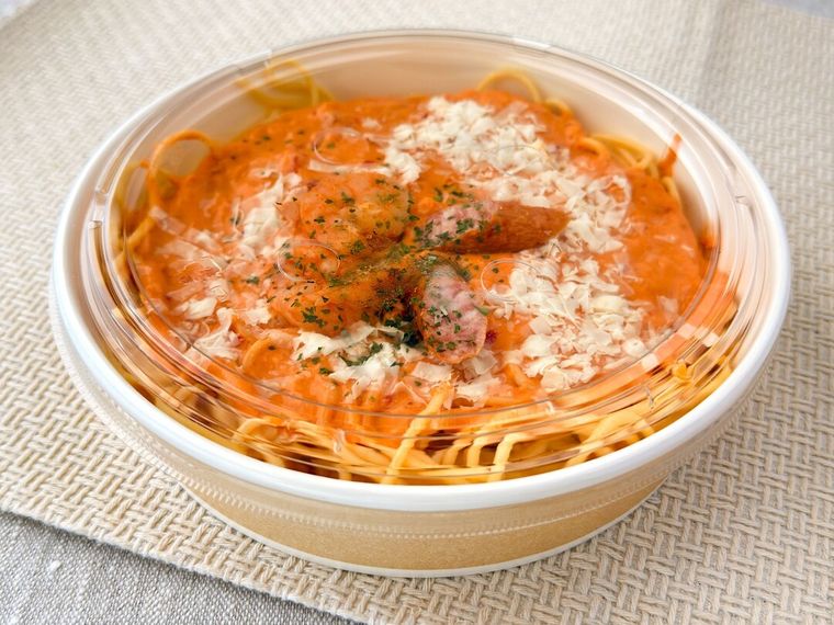 レンジで温める前の甘辛ロゼクリームパスタ