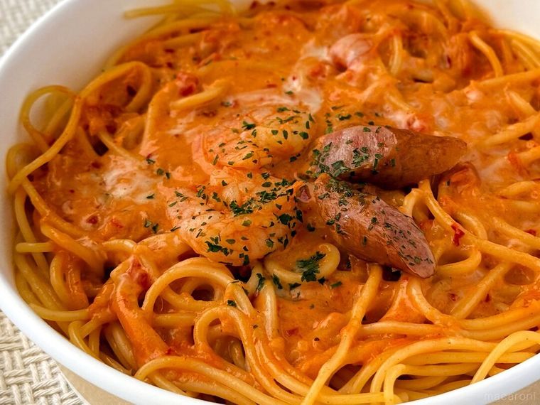 テーブルに置かれた甘辛ロゼクリームパスタ