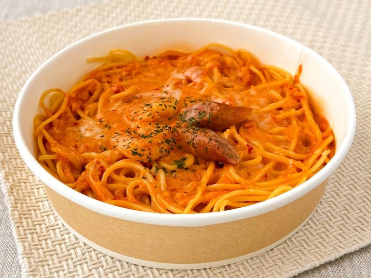 温めた甘辛ロゼクリームパスタが置かれている様子