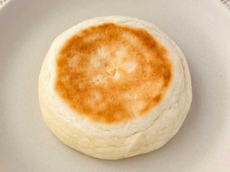 白皿にのったもっちりホットク ダブルチーズ