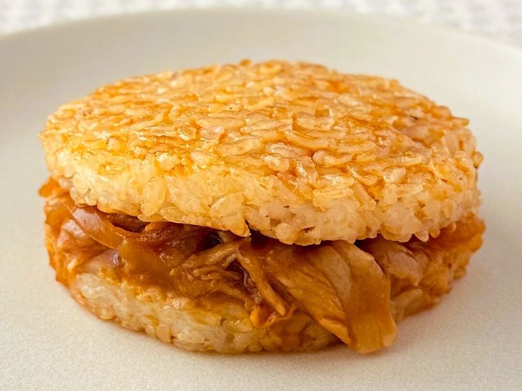 温めた豚生姜焼きバーガーが皿に盛り付けられている様子