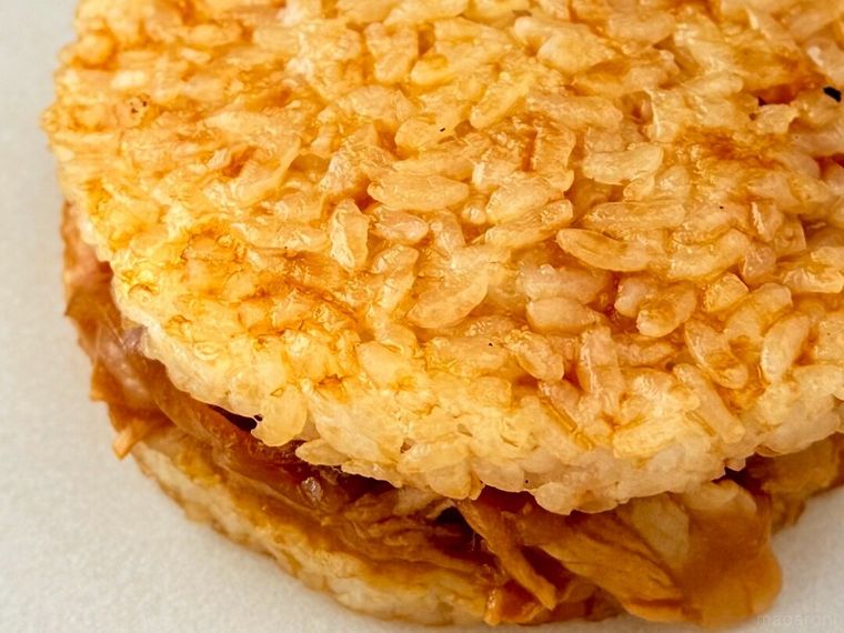 豚肉や玉ねぎが入った豚生姜焼きバーガー