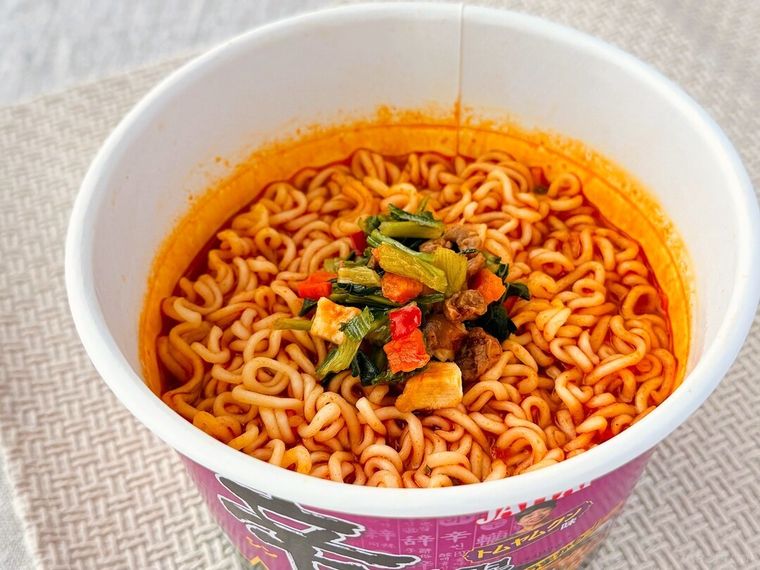 お湯を注いだ辛ラーメン トムヤムクン カップが置かれている様子