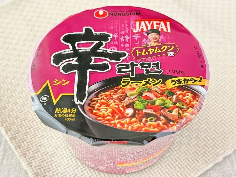 辛ラーメン トムヤムクン カップのパッケージ