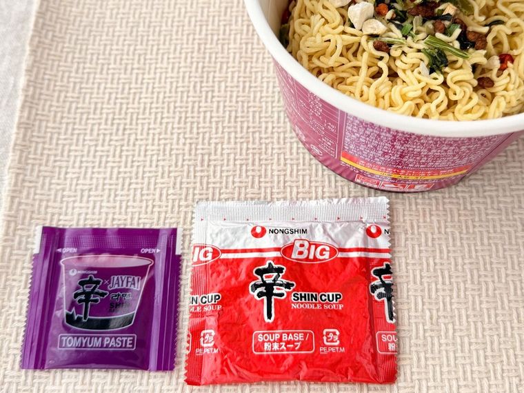 辛ラーメン トムヤムクン カップの粉末スープとトムヤムペーストが並んでいる様子