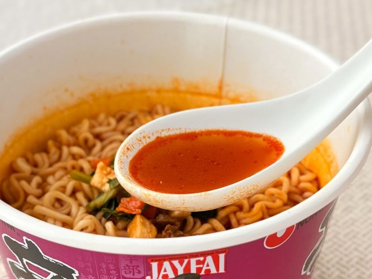 辛ラーメン トムヤムクン カップのスープをレンゲですくっている様子