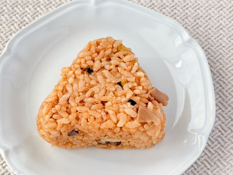 白皿にのった牛肉入り韓国味噌おむすびテンジャンチゲ仕立て