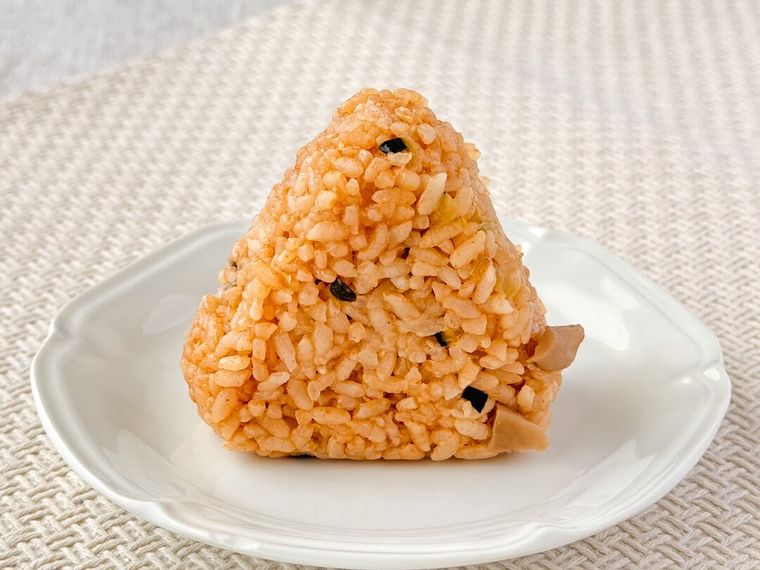 パッケージから取り出した牛肉入り韓国味噌おむすびテンジャンチゲ仕立て