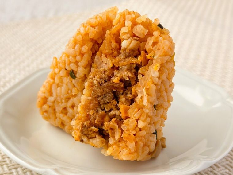 牛肉入り韓国味噌おむすびテンジャンチゲ仕立ての断面