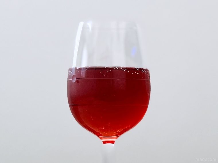 スパークリングカベルネをワイングラスにそそいだ様子