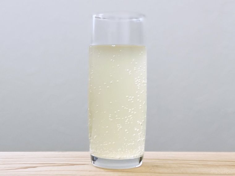 クラフトジンジャーエール辛口をグラスにそそいだ様子