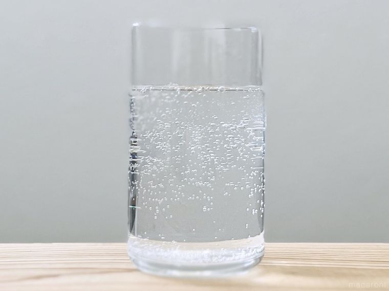 ライムサイダーをグラスにそそいだ様子