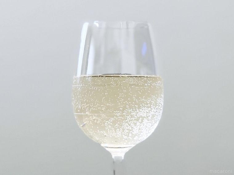 スパークリングシャルドネをワイングラスにそそいだ様子