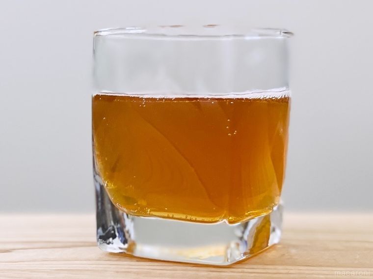 クラフトコーラをグラスにそそいだ様子