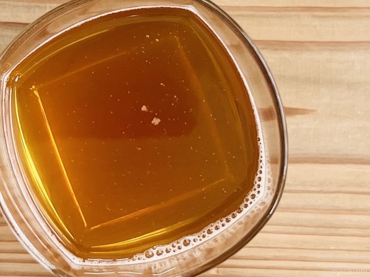 クラフトコーラをグラスにそそいだ様子