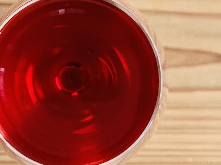 スパークリングカベルネをワイングラスにそそいだ様子