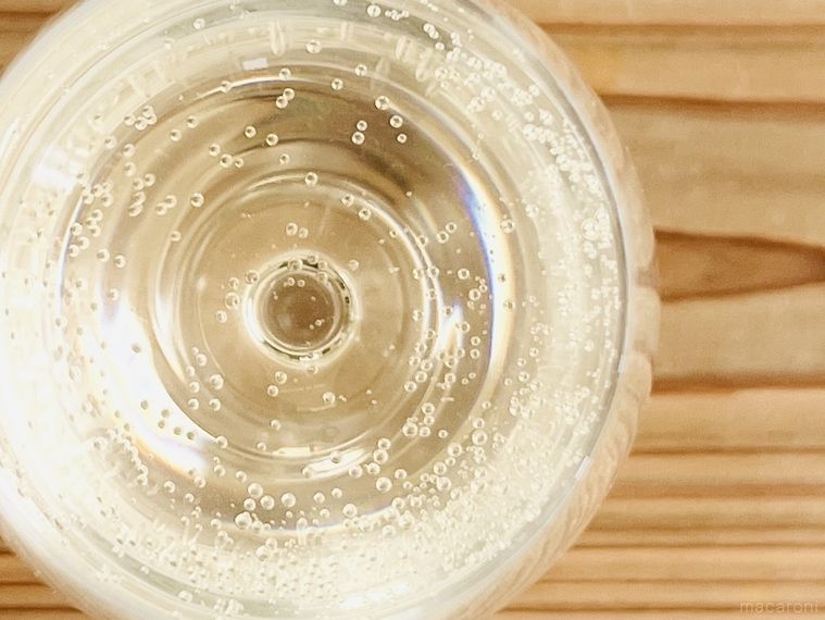 スパークリングシャルドネをワイングラスにそそいだ様子