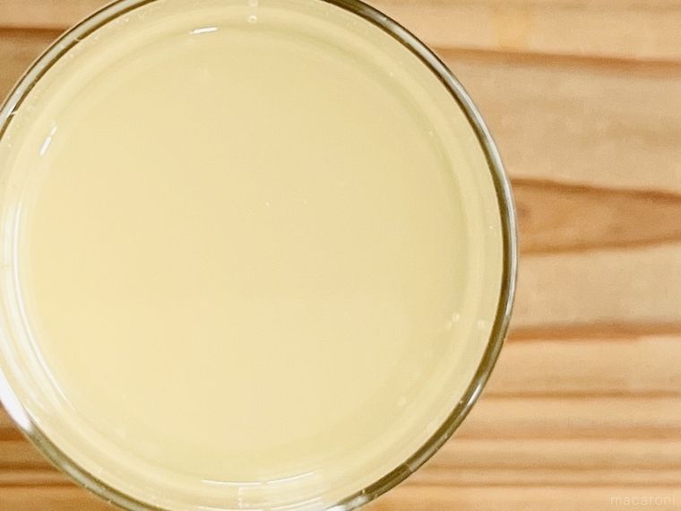 クラフトジンジャーエール辛口をグラスにそそいだ様子