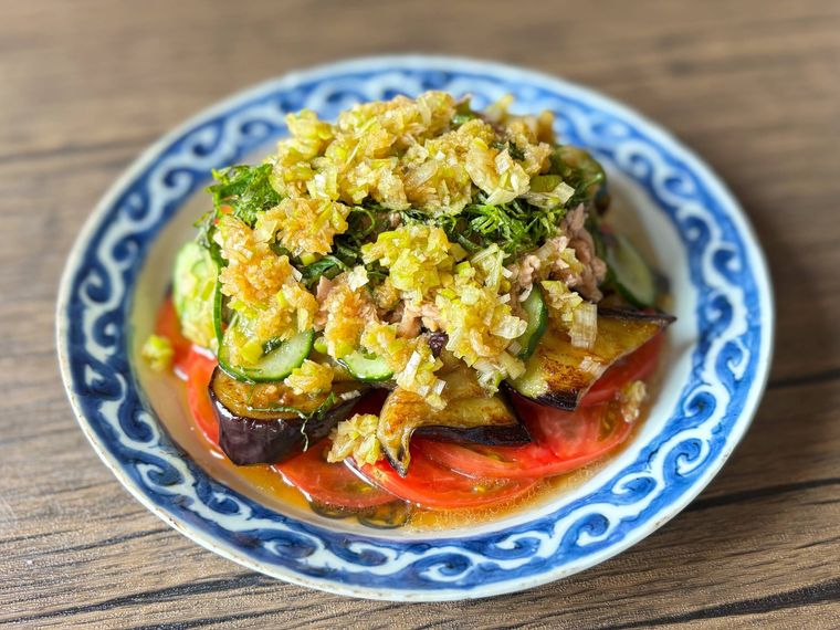 青色の和皿に盛られた揚げなすのバンバンジーサラダ