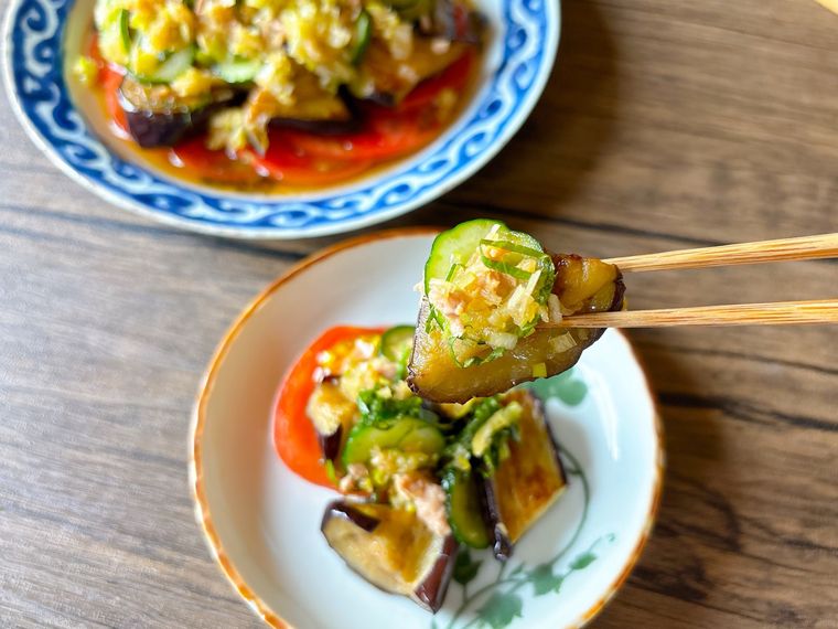 揚げなすのバンバンジーサラダを食べようとする様子