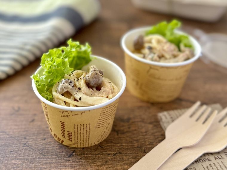紙製の使い捨てカップにパスタサラダを盛り付け