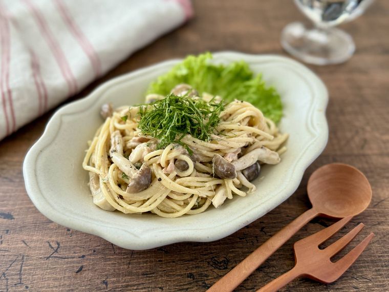 機のテーブルの上に器に盛り付けられたパスタサラダが