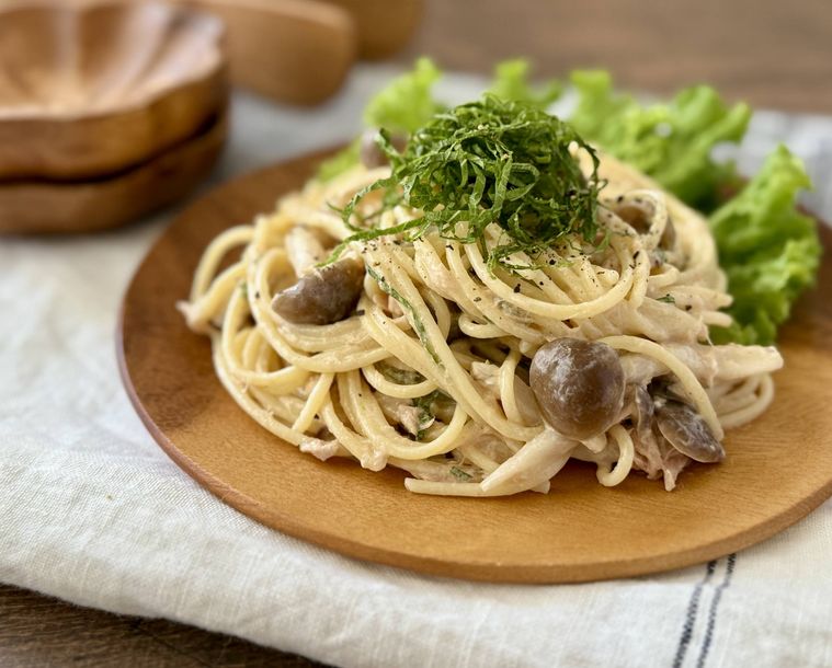 木製の平皿に盛り付けたパスタサラダ