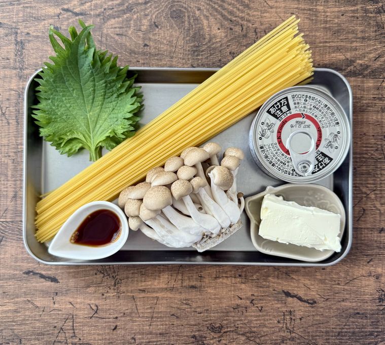 バットの上にツナパスタサラダの材料がのっている