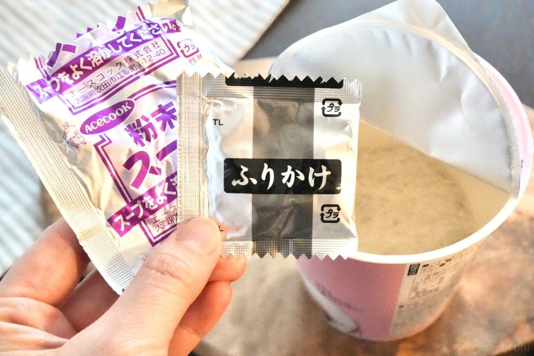 カップはるさめパスタの中身と調味料の袋