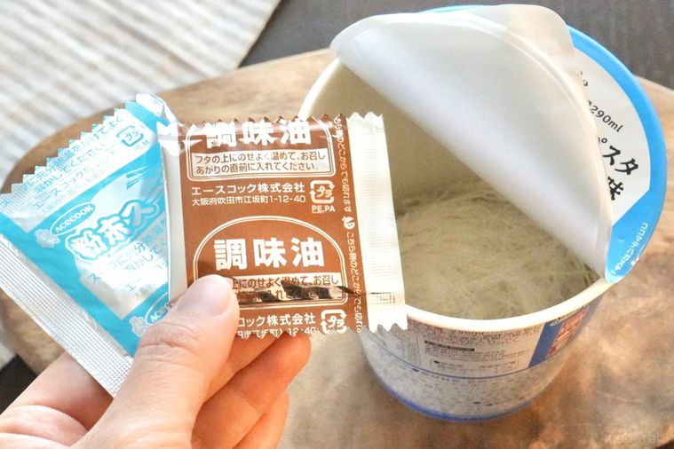 カップはるさめパスタの中身と調味料の袋