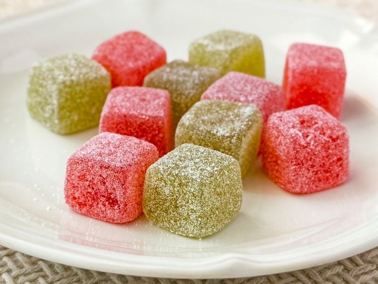 白皿に盛り付けられたタフグミ 梅マニア