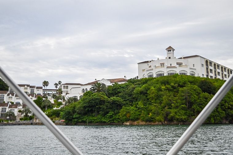 船から見たホテル