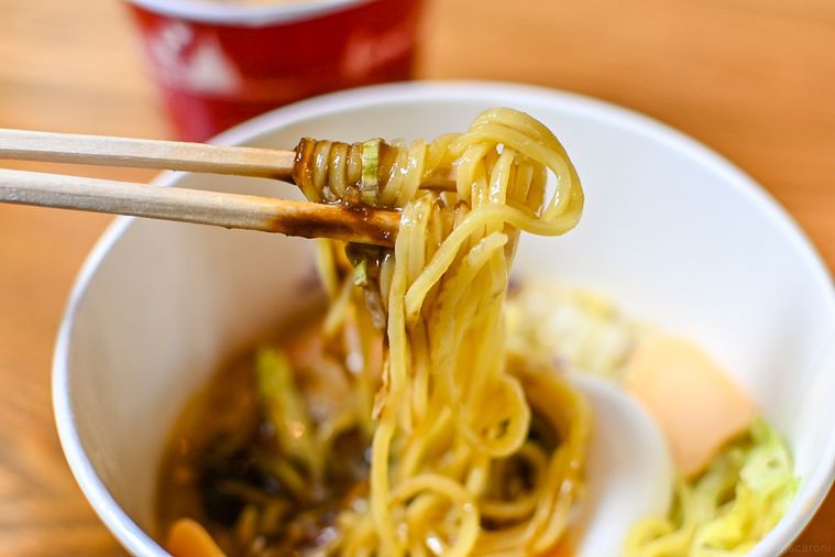 麺を箸で持ち上げているところ
