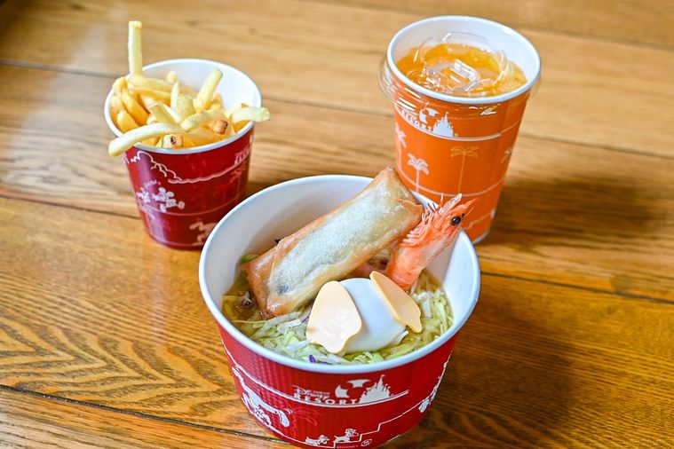 麺とポテトとドリンクの集合