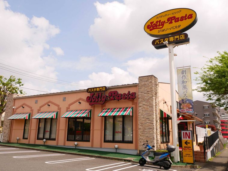 イタリアのレンガ風の壁や国旗カラーの屋根が付いたジョリーパスタの外観