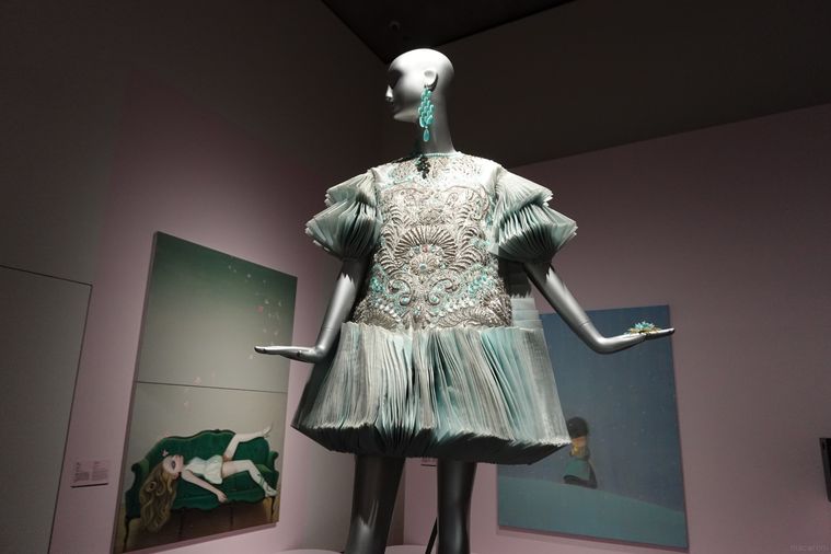 青いドレスのマネキン