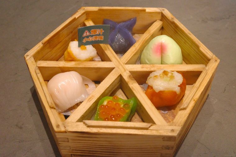 八角の器に盛られた点心