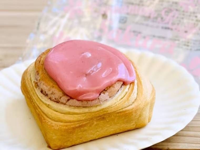 カルディのシナモンロール 桜を皿に出した様子