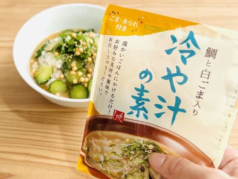 カルディの冷や汁の素を手で持っている様子