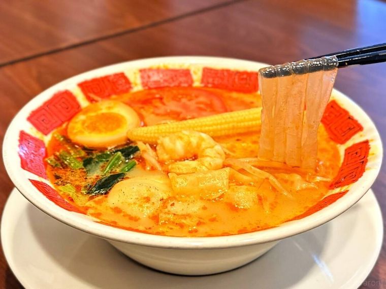 「小籠包入り！彩り麻辣湯（マーラータン）」の春雨を箸で持っている様子