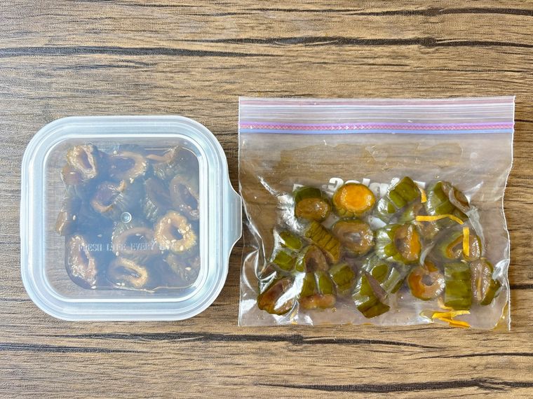 きゅうりの漬物の冷蔵、冷凍保存する様子
