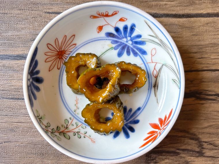 和皿に盛られたきゅうりの漬物