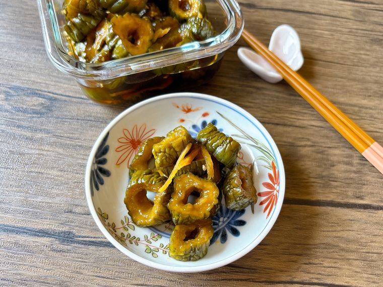 保存容器に入ったきゅうりの漬物、和皿に盛られたきゅうりの漬物