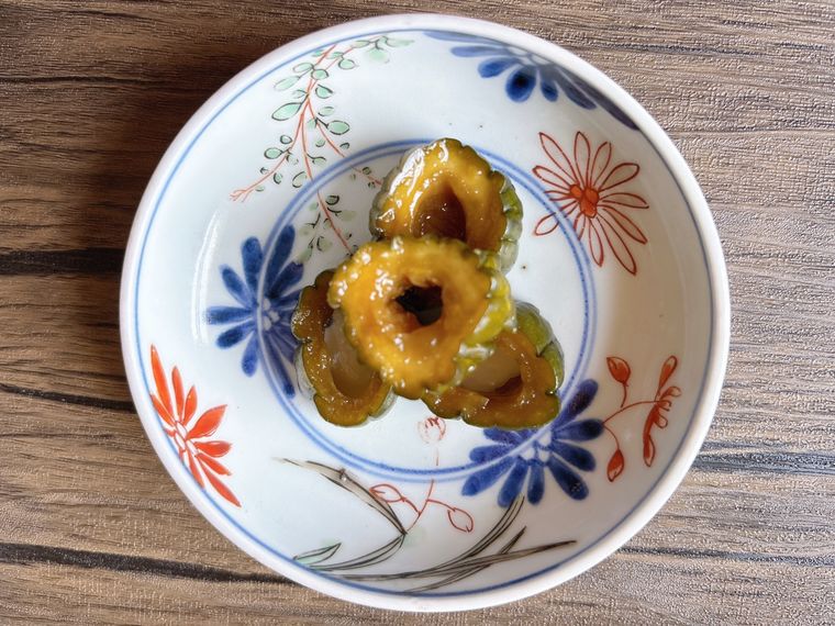 和皿に盛られたきゅうりの漬物