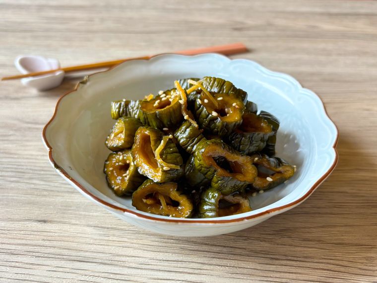 和皿に盛られたきゅうりの漬物