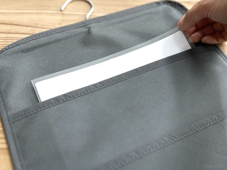 吊り下げシャツ収納に書類を入れた様子