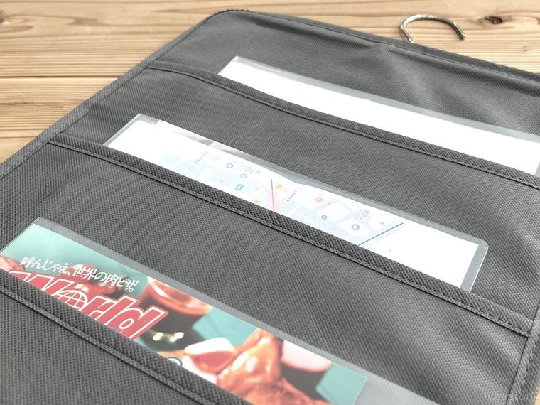 吊り下げシャツ収納に書類を入れた様子