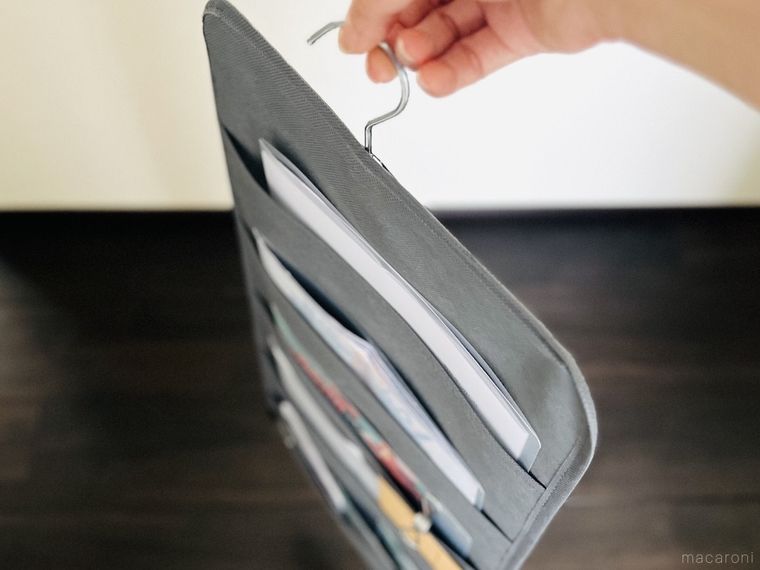 書類を入れた吊り下げシャツ収納を手で持っている様子