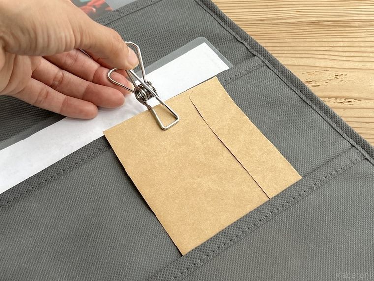 吊り下げシャツ収納に封筒をクリップ留めした様子