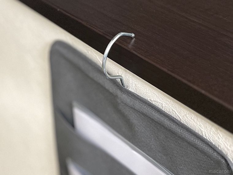 ダイソーの吊り下げシャツ収納をカウンターにかけた様子